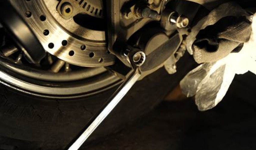 Замена задних колодок на дисковых тормозах мотоцикла.
