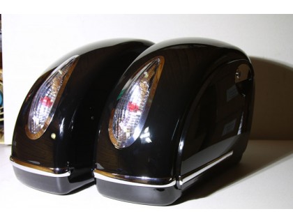 Боковые пластиковые кофры для мотоцикла, черные с белыми фонарями. Дизайн MUTAZU