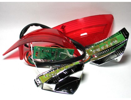 Два боковых красных фонаря и LED бар для заднего пластикового кофра модели DB